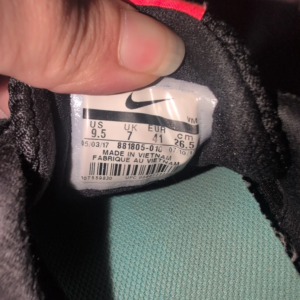 Nike Woman's 9.5 Sneakers